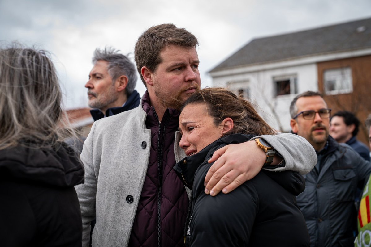 🚨🏭 Hoy han dinamitado las chimeneas de la central térmica de Compostilla II, en Cubillos del Sil, #ElBierzo, por las locuras climáticas del #Bipartidismo del <a href="/ppopular/">Partido Popular</a> y el <a href="/PSOE/">PSOE</a> 

Lagrimas, indignación e impotencia 🤬

<a href="/vox_es/">VOX 🇪🇸</a> reconstruirá todo lo que derriben ‼️
