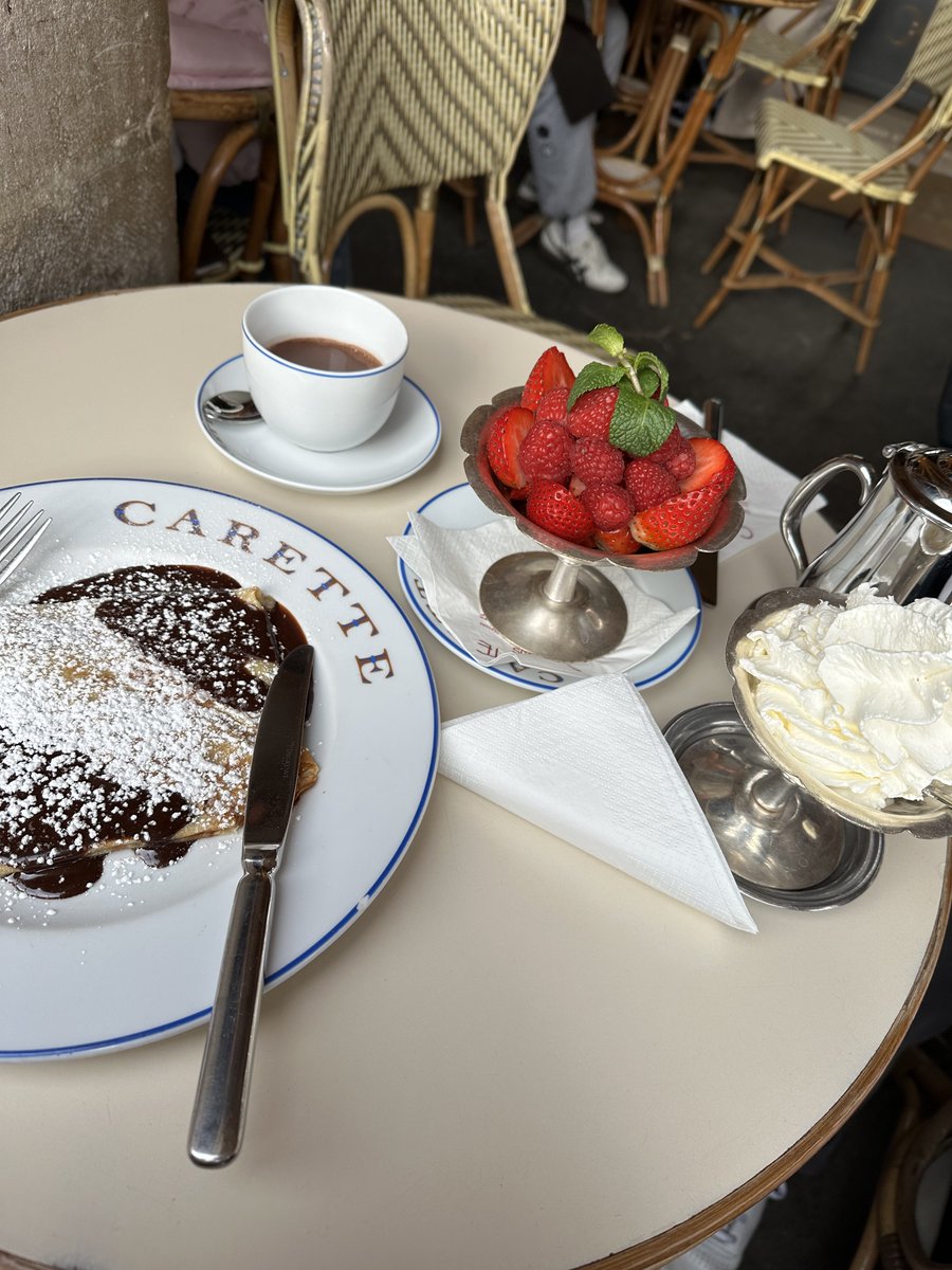 I took myself to Paris for Valentine’s last year because I thought I deserved it 💌 pour love into yourselves, you can be your own true love ! 💋