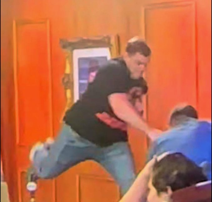 🚨| BREAKING:
Political influencer "Fat Give" was caught on camera BRUTALLY assaulting one of his employees, "Fat Paul", just seconds after the Labor Reform bill passed.