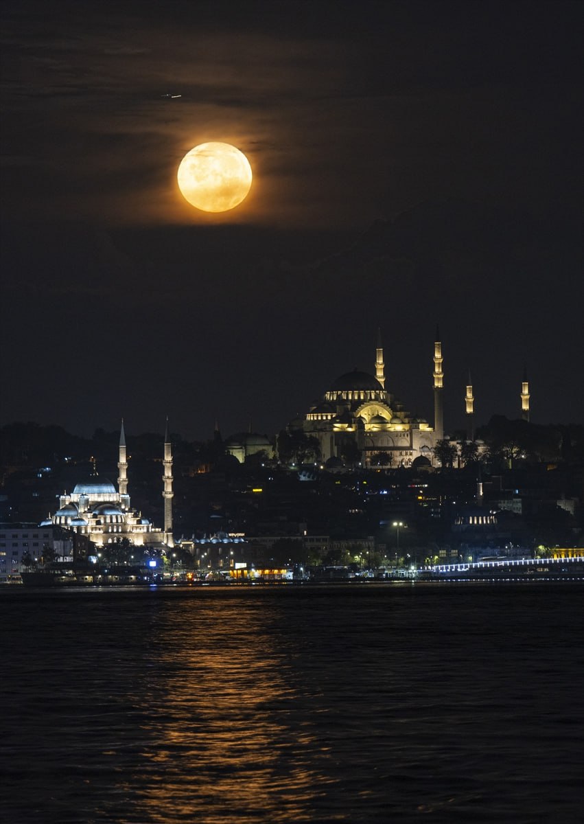 Hikmet 

"En büyük musîbet Allahü tealayı unutmaktır."
...
Hayırlı cumalar
🌹