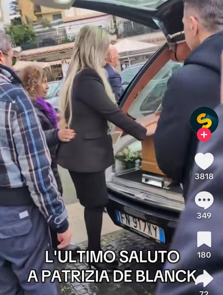 Esce di scena la mitica #patriziadeblanck
Ma la nostra Contessa resterà sempre nei nostri cuori così come la dolcissima figlia #GiadaDeBlanck .
(Non posto il video per rispetto.)