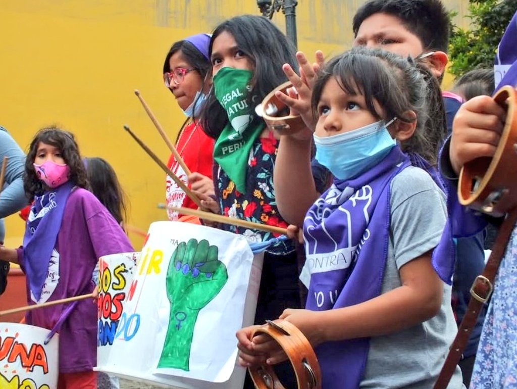 <a href="/SilvanaRoblesE/">Silvana Robles</a> <a href="/FlorPabloMedina/">Flor Pablo Medina 🇵🇪</a> <a href="/RuthLuqueIbarra/">Ruth Luque</a> <a href="/congresoperu/">Congreso del Perú 🇵🇪</a> <a href="/exitosape/">Exitosa Noticias</a> <a href="/larepublica_pe/">La República</a> <a href="/Politica_LR/">Política y Economía La República</a> <a href="/Politica_ECpe/">Política El Comercio</a> <a href="/canalN_/">Canal N</a> <a href="/Latina_pe/">Latina.pe</a> ¿Quiénes son los únicos HDP que SI usan abiertamente NIÑOS sacándolos a marchar exponiendo sus rostros sin mosaico y tienen la ostra de indignarse x una foto dentro de un albergue qué SI protege el rostro de los niños?

<a href="/MJAguayo63/">Milagros Jáuregui de Aguayo</a> se está convirtiendo en SÍMBOLO PRO VIDA.