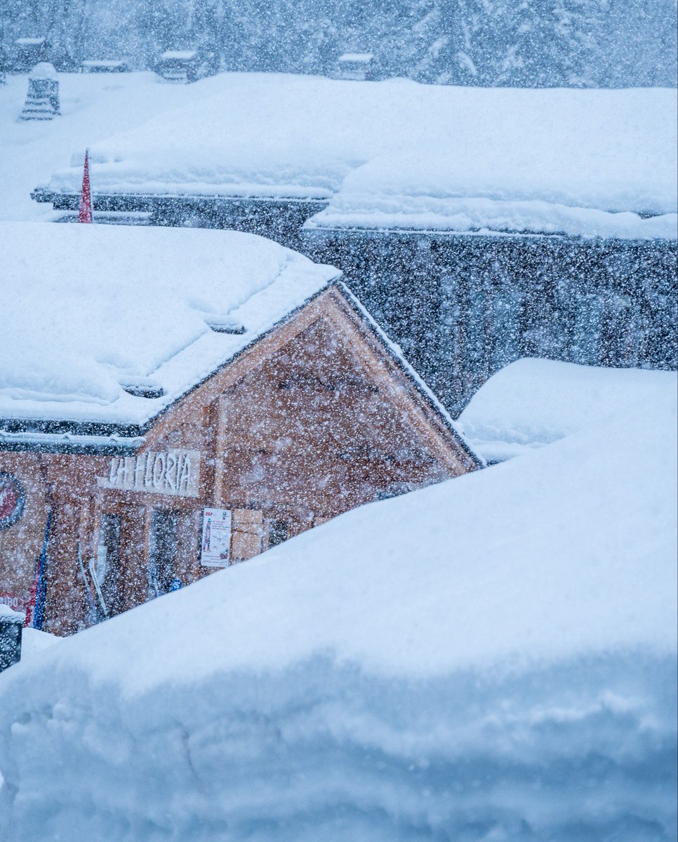 theskipodcast's tweet photo. Mega snowfall today in France...
#lesarcs #tignes #grandbornand #lesmenuires https://t.co/25A5qFsQho