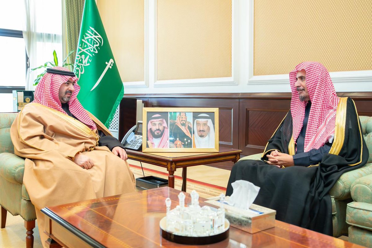 ahmed_alrdayman's tweet photo. تشرفت بلقاء صاحب السمو الملكي الأمير خالد بن سعود بن عبدالله الفيصل نائب أمير منطقة تبوك ، واستفدت من توجيهاته ، وأكرمني سموه في مكتبه ومنزله، فأرفع الشكر لسموه الكريم، وهنيئا لنا بولاة أمرنا ، الذين لانظير لهم في محبة المواطنين وإكرامهم ، ألم يقل سمو ولي العهد حفظه الله :( المواطن السعودي هو أعظم ماتملكه المملكة العربية السعودية)ونحن المواطنون  نفدي ولاة أمرنا بأنفسنا وأولادنا وكل مانملك ، أدام الله عزهم.
