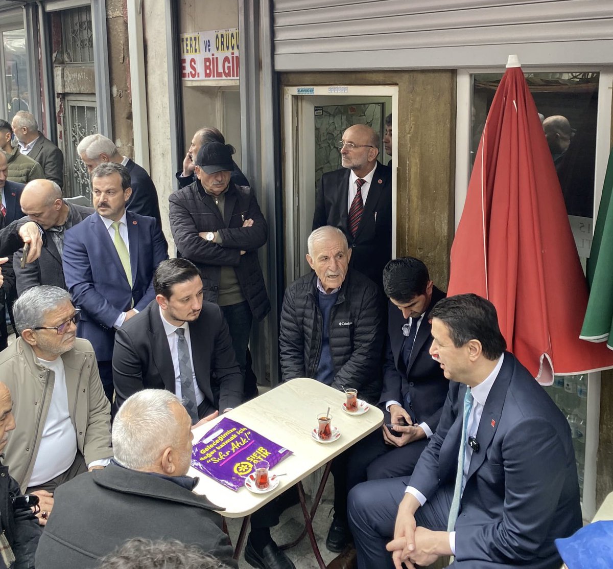 Saadet Partisi Genel Başkanı Sayın Mahmut Arıkan bugün Uzunçarşı’da sokağımızın misafir oldu. Kendilerini ağırlamaktan büyük memnuniyet duyduk. Esnafın durumu, çarşımızın beklentileri ve gündeme dair karşılıklı fikir alışverişinde bulunduğumuz, samimi ve verimli bir sohbet