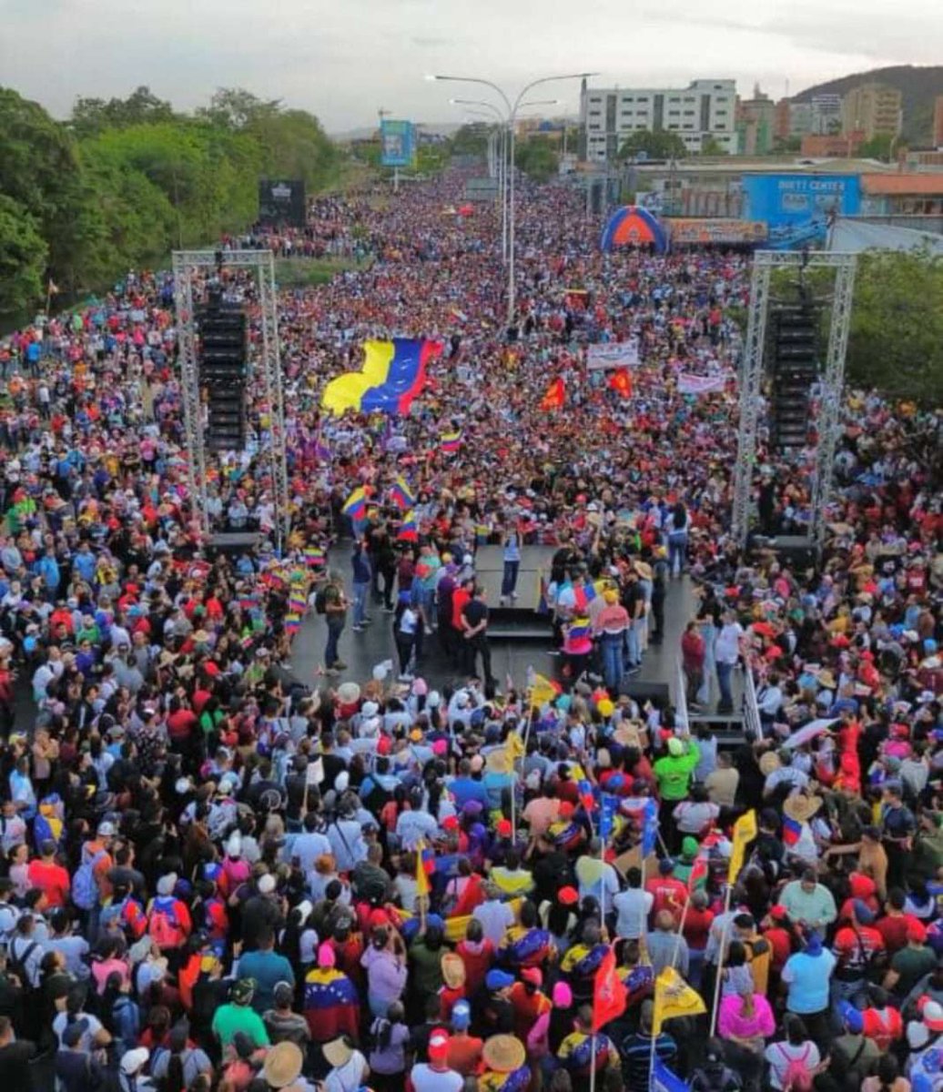 Impresionante como se desbordaron las calles de la ciudad de Caracas con la Juventud.

Jóvenes marchan en conmemoración a los 212 años de la batalla de la victoria, mostrando su lealtad a el Gobierno Bolivariano y exigiendo la liberación del Pdte Nicolás. #AgendaEnergética