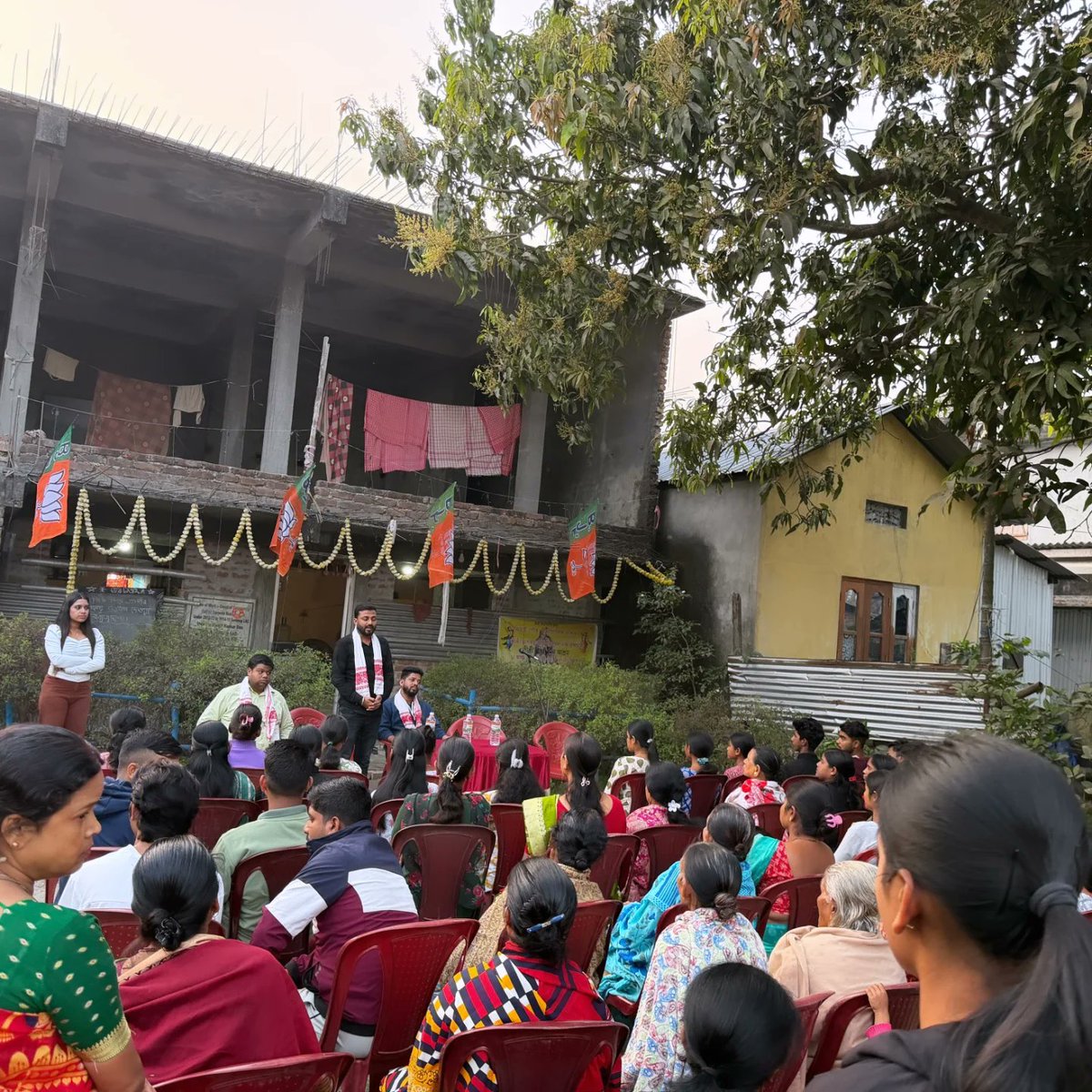 Diganta35062697's tweet photo. 🚩যুৱ শক্তি ৰাষ্ট্ৰ শক্তি 🚩

ভাৰতীয় জনতা যুৱ মৰ্চা, বৰপেটা জিলাৰ অন্তৰ্গত বৰপেটা ৰোড নগৰ মণ্ডলৰ,৯ নং ৱাৰ্ডত আয়োজন কৰা ‘যুৱ চৌপাল’ কাৰ্যসূচীত অংশগ্ৰহণ কৰি যুৱ সমাজৰ সৈতে মত-বিনিময় কৰোঁ। https://t.co/GBcsRAv4AH