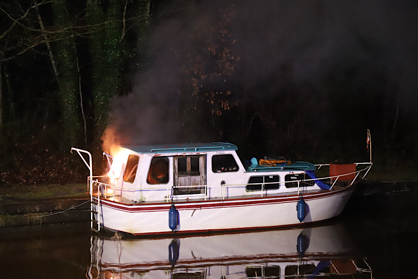 Boot in brand aan de Van der Duyn van Maasdamweg 112hoogezand.nl/2026/02/12/boo…