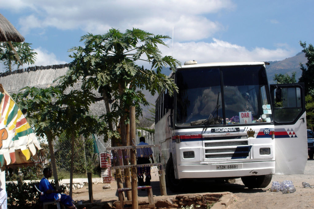 SouthernBuses's tweet photo. #TBThursday chuma zilikuwa miaka ya mbele sana.. hata hivi leo angerudi kwa standard za miaka ile, angekimbiza sana. #ScandinaviaExpress https://t.co/KnWyN7PKHb