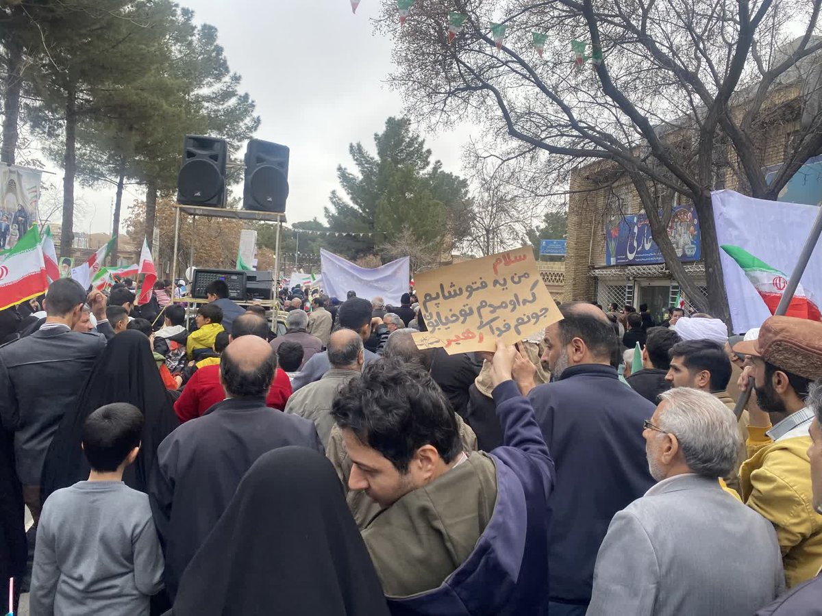 🤳 سلام من یه فوتوشاپم که اومدم تو خیابون!
دست‌نوشته‌ای در حاشیۀ راهپیمایی مردم ایران در روز ۲۲ بهمن
#فتح_بزرگ
#مردم_علیه_کودتا
