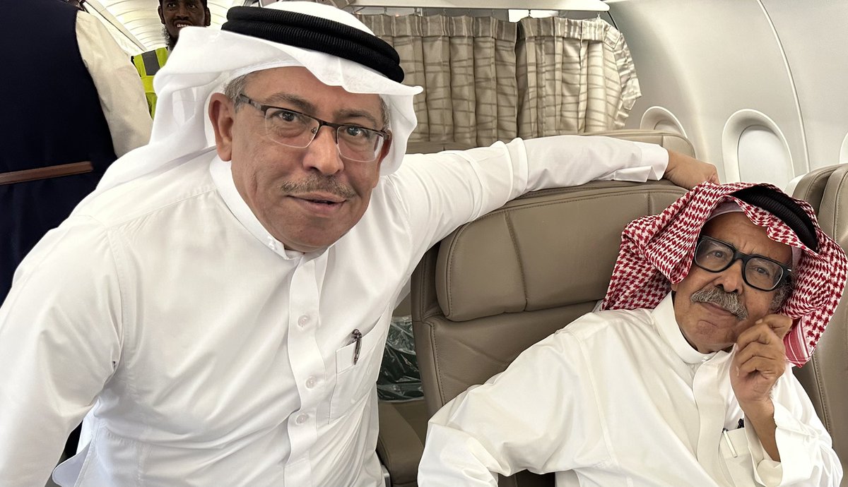 أؤمن بأن الموت شيء لا بد منه
وأثق بأن الكبار يرحلون ولكن آثارهم تبقى إلى الأبد
وأعرف جيدًا أن لكل رحلة نهاية.
ولكن ماذا أقول يا #سعيد_السريحي لرحلة امتدت أكثر من 40 عامًا من الرفقة والتلمذة والزمالة والمشاكسة والتساؤلات.
ماذا سأفعل بكل هذه الذكريات والأسرار التي تفوق طاقتي.

الله