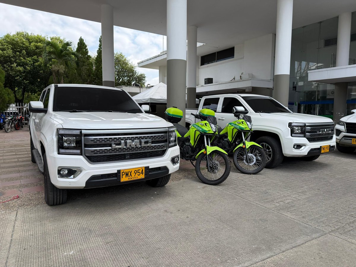 GobCordoba_'s tweet photo. #PasóHoy Entregamos dos camionetas al Batallón de la Infantería de Marina #14 de la Armada Nacional y dos motocicletas para la Policía Fiscal y Aduanera POLFA, inversión financiada con recursos del Fonsep que fortalece la capacidad operativa y de respuesta de los uniformados https://t.co/of9h9OfE5h