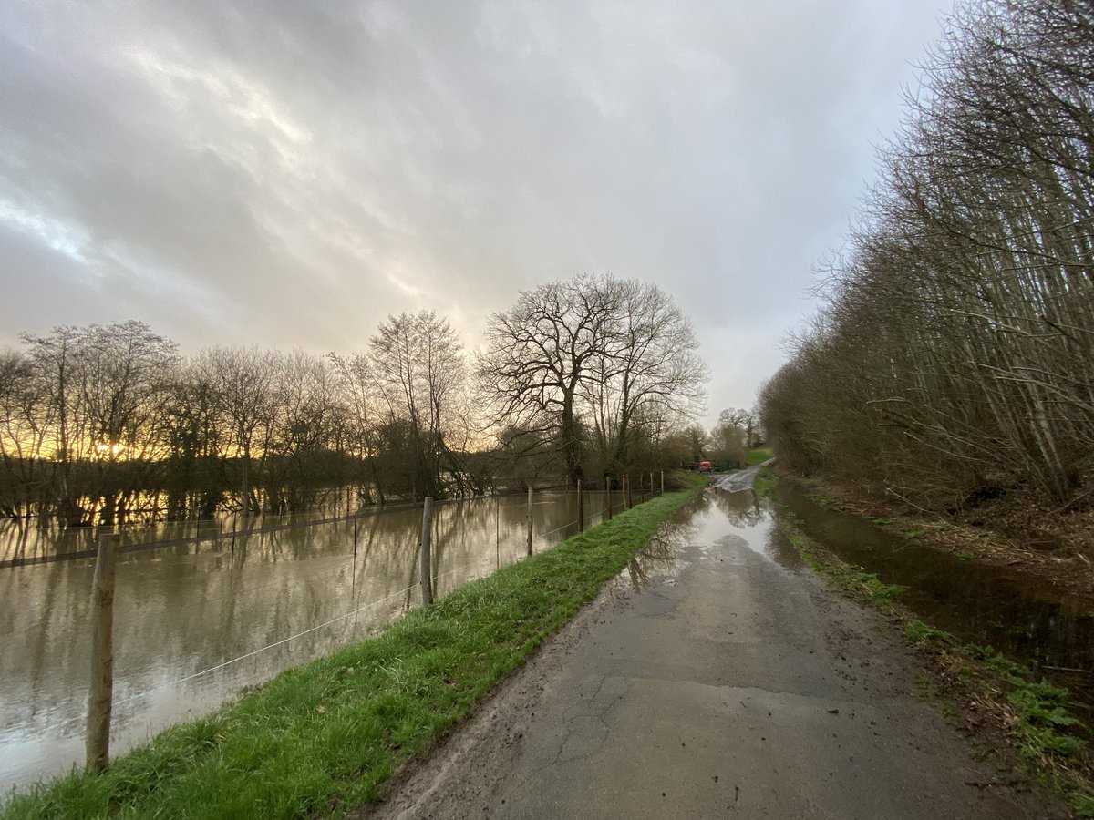 SebDecaux's tweet photo. #Bretagne #crues #Inondations #Ille
Ça déborde à #Chevaigné au nord  de #Rennes https://t.co/sv4xJqbUMG