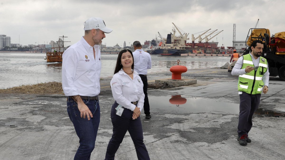 API_SPVeracruz's tweet photo. Nuestro Director, @PoloDeschamps y parte del equipo API, en recorrido por las zonas de actividades logísticas del Puerto de Veracruz. https://t.co/6kWuoFRe3b