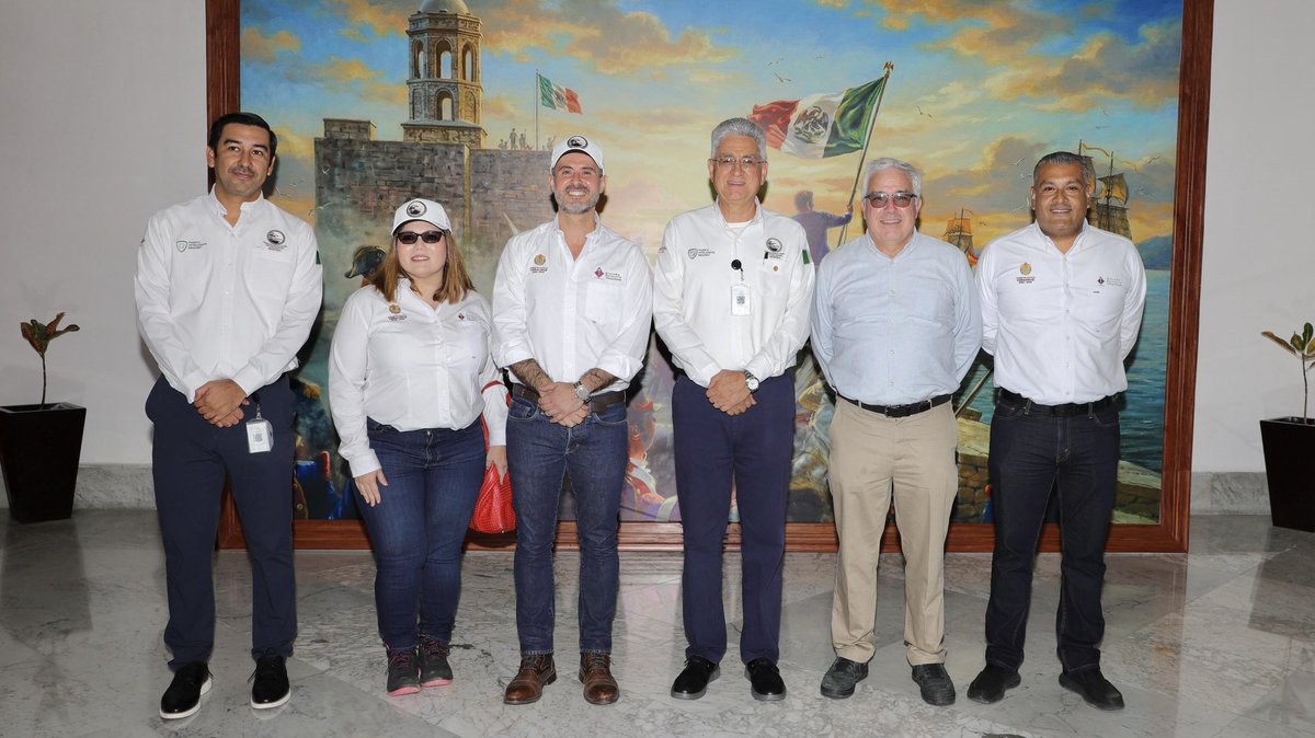 API_SPVeracruz's tweet photo. Nuestro Director, @PoloDeschamps y parte del equipo API, en recorrido por las zonas de actividades logísticas del Puerto de Veracruz. https://t.co/6kWuoFRe3b