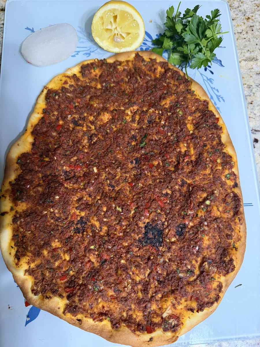 Canımız istedi mi beklemeyiz; ev yapımı lahmacun hazır!
#lahmacun