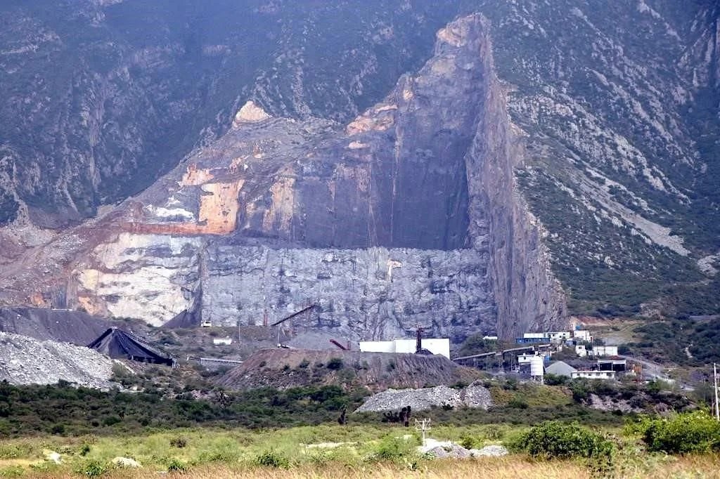 mandobregonvlz's tweet photo. La pedrera #Matrimar durante años ha cometido un gran ecocidios con la destrucción de la Sierra de Pichachos, han dañado el ecosistema, han dejado sin agua a los pobladores de y arroyos. https://t.co/6AapEkE7k9