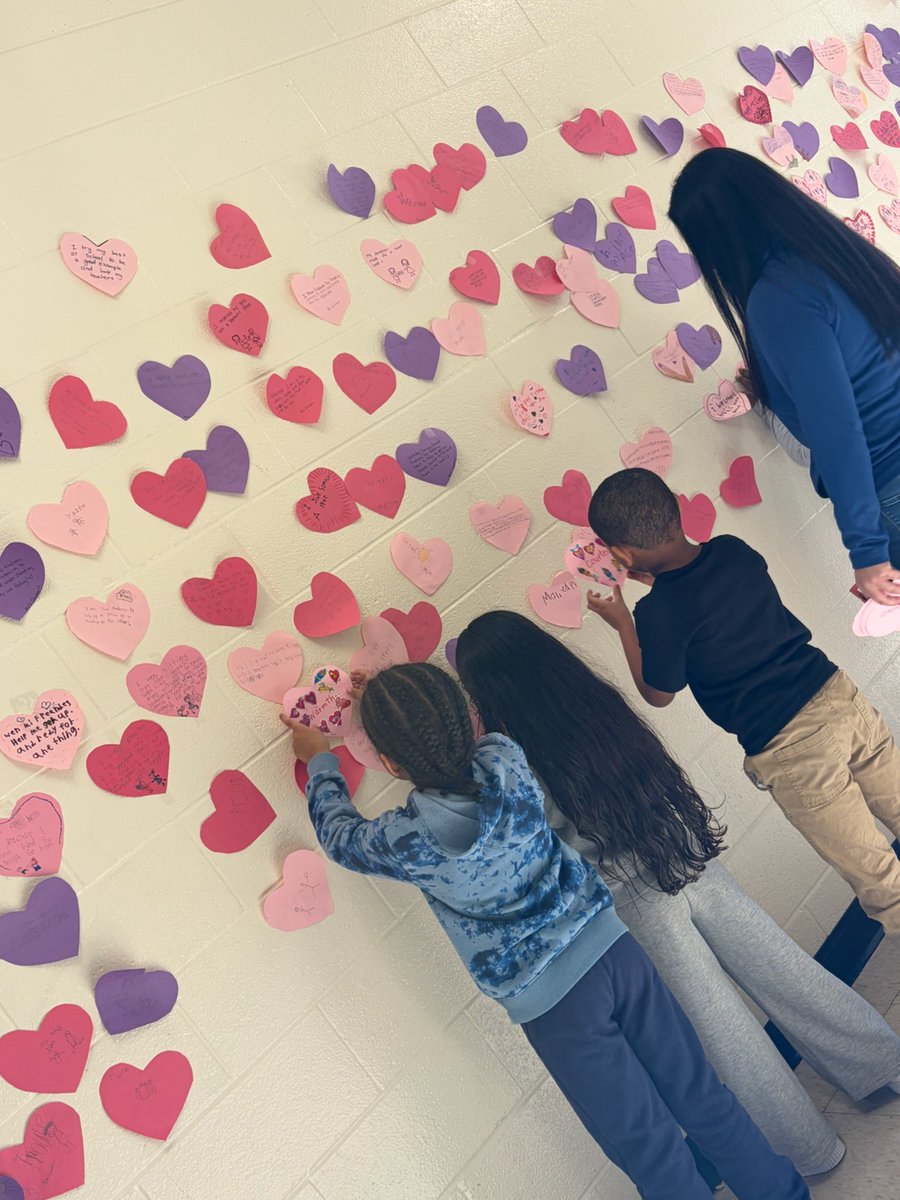 A big thanks to Mrs. Spangler for helping us celebrate Kindness Week!  Be sure to stop by and check out our Kindness Wall to read about all of the wonderful ways our Beacons show caring and friendship!
<a href="/RichlandTwo/">Richland School District Two</a>  <a href="/BRE_counselor/">Tonya Spangler</a>