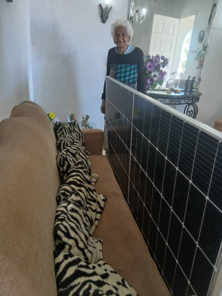 Recibe la Heroína del trabajo Esther Lazo panel solar con mucha alegría. Atenderlos es nuestro deber <a href="/AlfredoVzquezP/">Alfredo Vázquez Pérez</a> <a href="/Colina_CTCuba/">Miguel Colina</a> <a href="/NiurkaOrbera/">Niurka Maria González Orberá</a> <a href="/YanetHzP25/">Yanet Hernández</a> #LaHabanaViveEnMí #CtcLaHabana ❤️🇨🇺🇨🇺🇨🇺