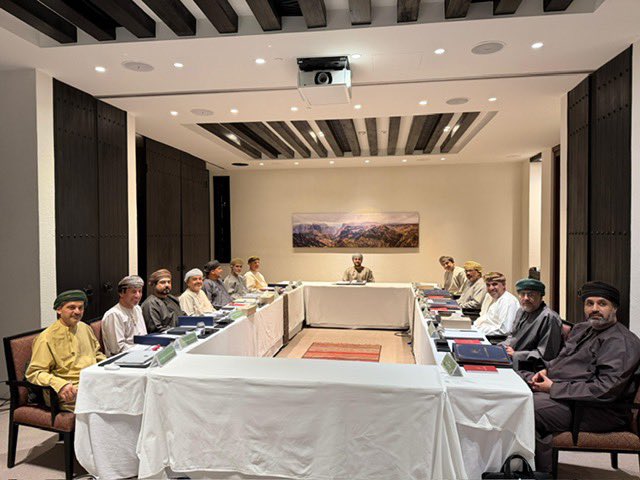 RoyalOmanFamily's tweet photo. في  إطار حرص ومتابعة صاحب السمو السيد #ذي_يزن_بن_هيثم آل سعيد، نائب رئيس الوزراء للشؤون الاقتصادية، ترأس سموه مساء اليوم إحدى الجلسات النقاشية التي تنفذها اللجنة المالية والاقتصادية بمجلس الوزراء بمشاركة عدد من أصحاب المعالي الوزراء في #ولاية_الجبل_الأخضر بمحافظة الداخلية.

واستمع سموه خلال الجلسة لأهم ما توصلت إليه اللجنة من نتائج وتوصيات خلال جلساتها الماضية، كما أبدى سموه عددا من المرئيات والملاحظات التي تسهم في تعزيز النمو الاقتصادي وتعزز كفاءة البيئة الاستثمارية في سلطنة #عُمان.

وتعقد اللجنة المالية والاقتصادية بمجلس الوزراء هذه الجلسات لمناقشة عدد من القضايا المتعلقة بالشأن الاقتصادي وبصفة خاصة قطاعات التنويع الاقتصادي التي استهدفتها الخطة الخمسية الحادية عشرة وملف التشغيل.