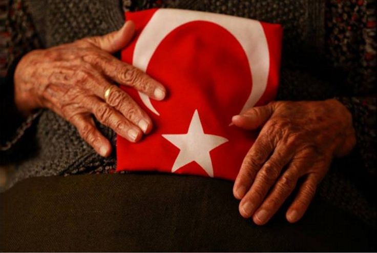 "bir pencere aralanır bir bayrak dalgalanır 
bir anne evladından bayrak inmesin diye ayrılır.."