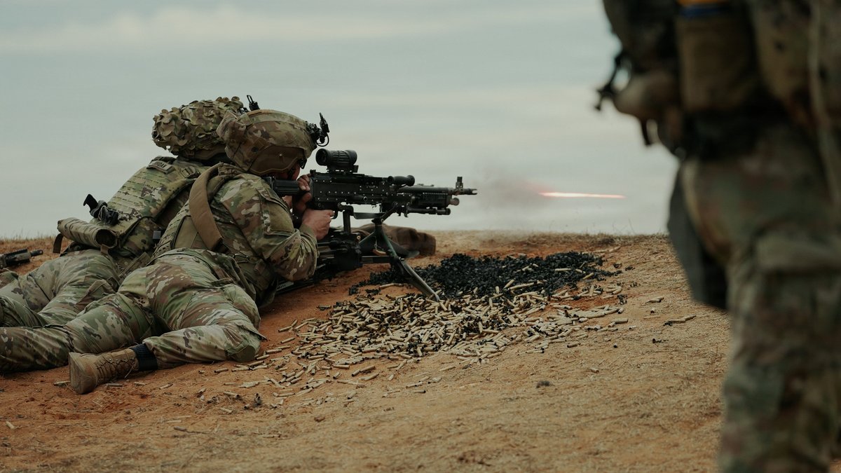 DeptofWar's tweet image. Paratroopers hitting the range with ruthless precision.

Lethality sharpened. Readiness undeniable. 

This is the punch behind America’s promise.