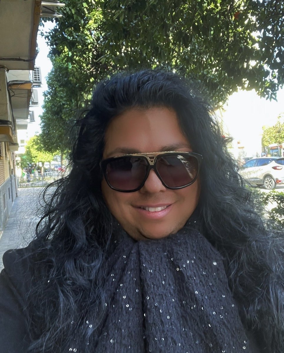 Familia! 🌟
¿CÓMO va vuestro jueves? Espero que encontréis un instante de calma y alguna sonrisa 💛
Aquí, el cielo juega: sol 🌤️, lluvia recordando que febrero aún no se despide ☔
Carnavales 🎭… risa, colores, música… ¿os disfrazáis o preferís disfrutar desde la barrera? ✨