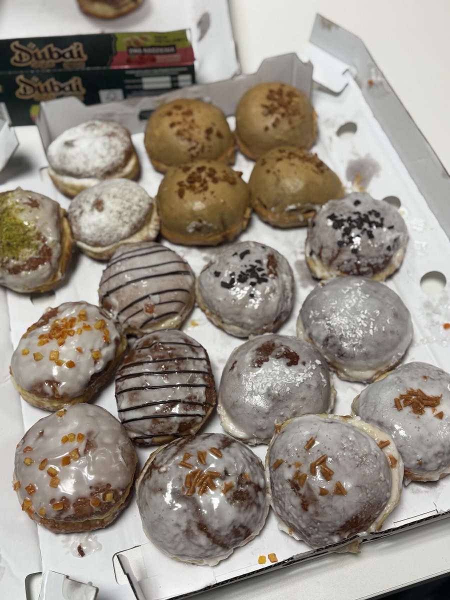 engineering_365's tweet photo. Happy Tłusty Czwartek (Fat Thursday) 🍩💚

Thank you to Marta at @365PeopleLtd for sharing these delicious pączki with us! 😋

#Engineering365 #Engineering #FatThursday #TłustyCzwartek https://t.co/gEDRSfih4N