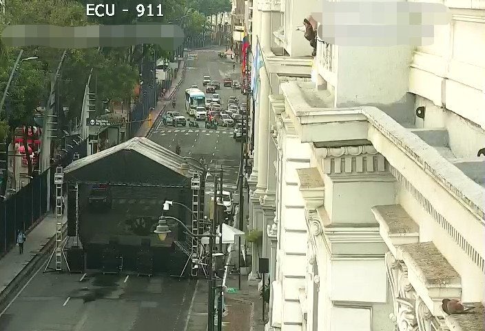 URGENTE
El Gobernador del Guayas José Arévalo, ordena retirar la tarima colocada en la Av Simón Bolivar - Malecón 2000 en los exteriores del Municipio, tarima que se instaló para el plantón a favor de Aquiles Álvarez.