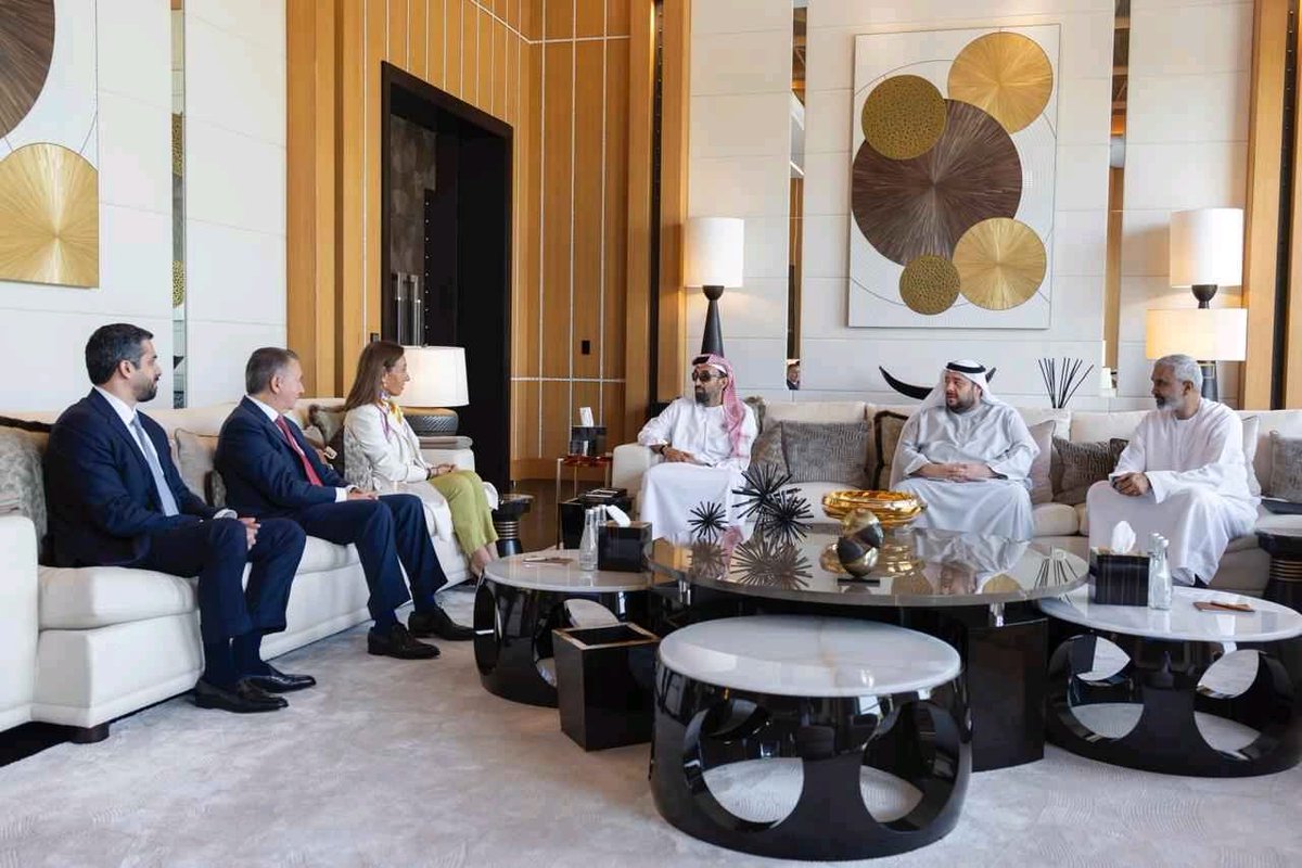 التقيت بـ آنا بوتين، الرئيسة التنفيذية لمجموعة بانكو سانتاندر، حيث ناقشنا آفاق الاقتصاد العالمي ومستقبل نمو القطاعين المصرفي والمالي في ظل التحولات المالية والتكنولوجية المتسارعة.

كما تبادلنا وجهات النظر حول الدور المتنامي للذكاء الاصطناعي في القطاع المصرفي، وأهمية الشراكات