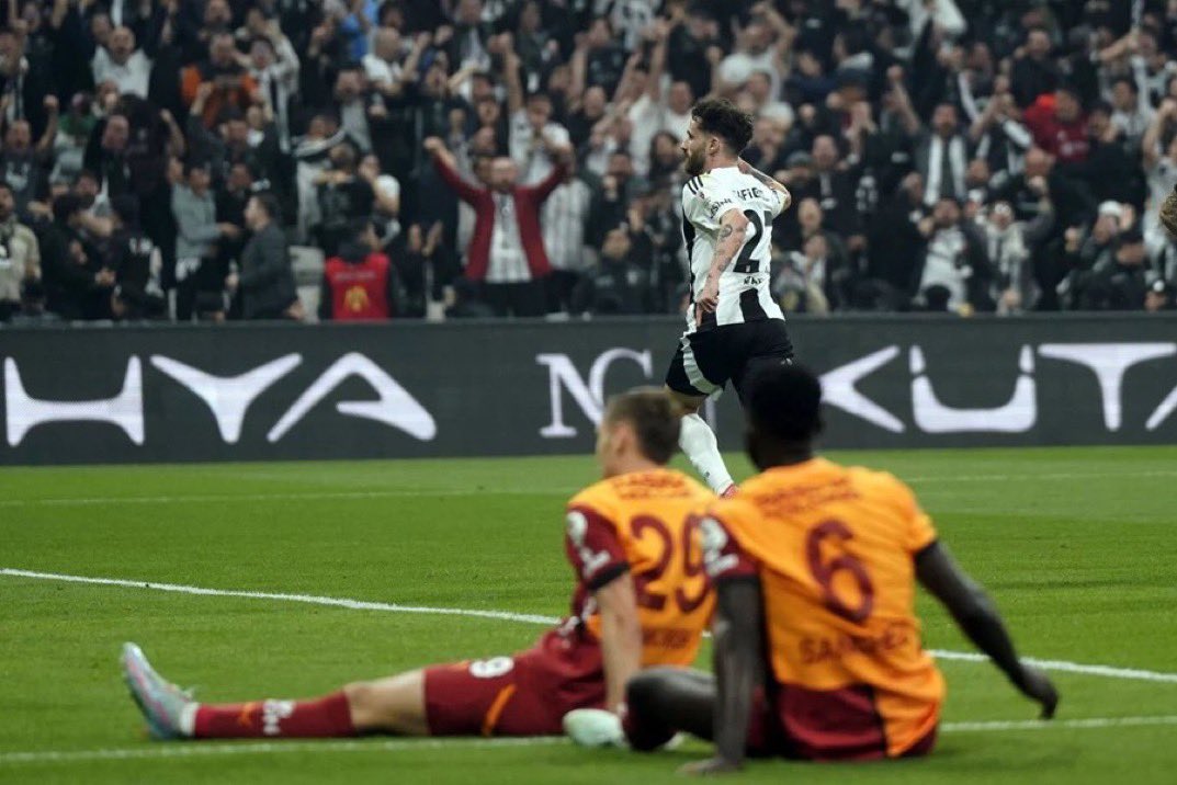 Siz teşekkür etmezsiniz ama büyük Beşiktaş taraftarı teşekkür eder. Namağlup şampiyonun kim olduğunu kafalarına vura vura gösteren 
Rafa Silva'ya teşekkür ederim.
Gururla övündüğümüz bu ünvanı bu adama borçluyuz.