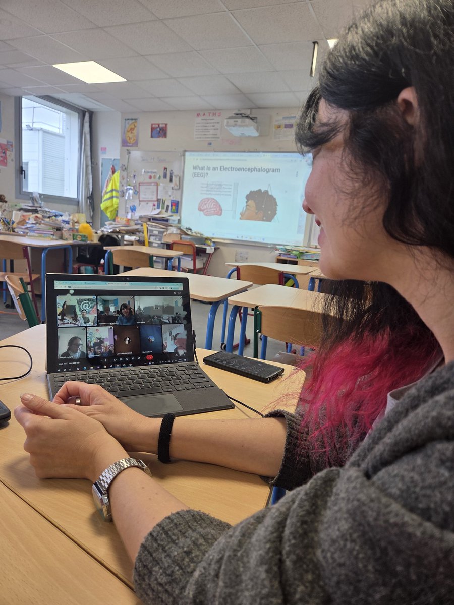 HalougiL's tweet photo. - et le projet #STEMinism avec les élèves de la #CHAMS, puis en visio avec les classes partenaires #Etwinning.

Elodie est même restée au #clubmaths 🥰
Une matinée intense et joyeuse, à son image  🎉

Elle est repartie bien sûr avec son portrait réalisé en direct par S. ❤️ https://t.co/dc0XgxXM8F