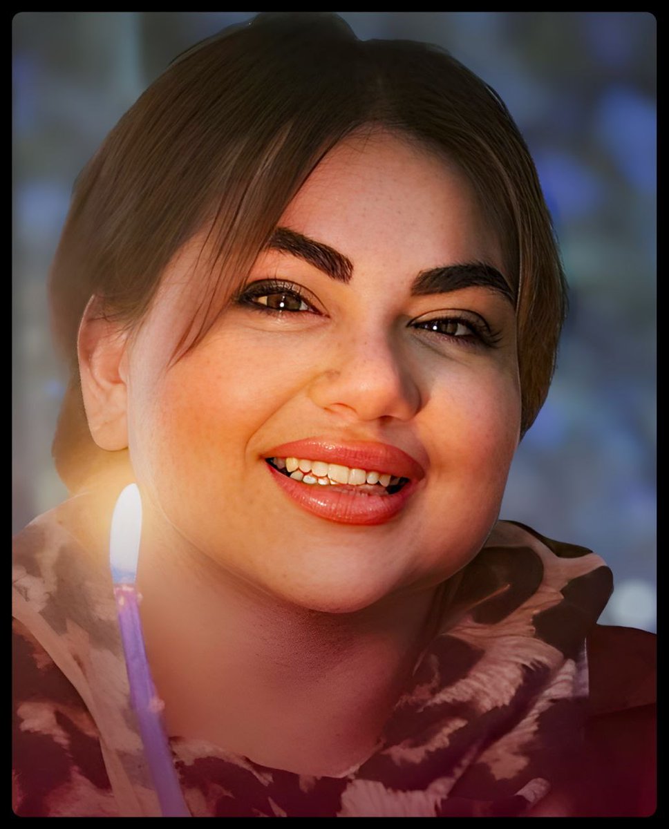 اسمش زهرا بود، اما عسل صدایش می‌کردند،
شیرین مثل لبخندهایش.
گلوله‌ای جنگی در ۱۹ دی‌ماه تمام شیرینی دنیا را از او گرفت...
جاویدنام #زهرا_کاظمی (عسل) اهل کرج.