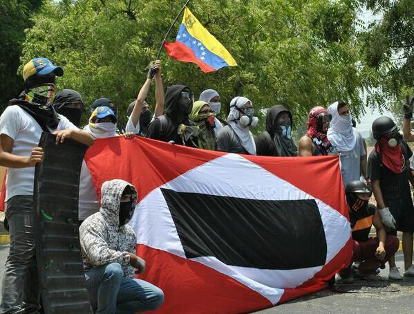 AlejandroGDFan's tweet image. Algunos quieren hacerte creer que la bandera de guerra a muerte es un símbolo nuevo del chavismo, y no un símbolo de la lucha legitima en contra de la tiranía, en recuerdo a aquellos patriotas que pelearon en la gloriosa gesta independentista