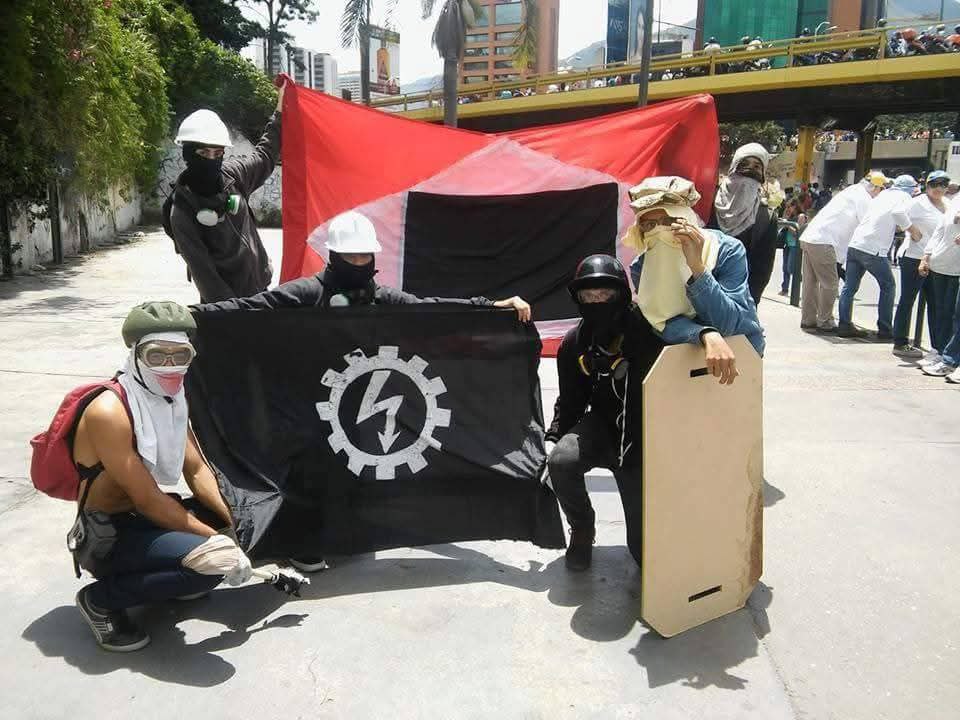 AlejandroGDFan's tweet image. Algunos quieren hacerte creer que la bandera de guerra a muerte es un símbolo nuevo del chavismo, y no un símbolo de la lucha legitima en contra de la tiranía, en recuerdo a aquellos patriotas que pelearon en la gloriosa gesta independentista