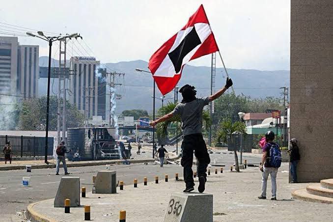 AlejandroGDFan's tweet image. Algunos quieren hacerte creer que la bandera de guerra a muerte es un símbolo nuevo del chavismo, y no un símbolo de la lucha legitima en contra de la tiranía, en recuerdo a aquellos patriotas que pelearon en la gloriosa gesta independentista