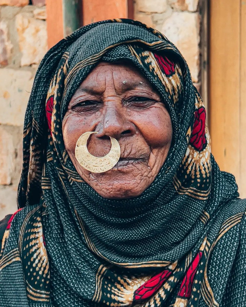 AzzaMatar's tweet image. اهو عادى لابسة حلق فى مناخيرها
اشمعنى الست دى تقولوا لها ياحاجة
ومريم شوقى تطاولتوا عليها و خضتم فى عرضها
facebook.com/share/17aXbFoA…