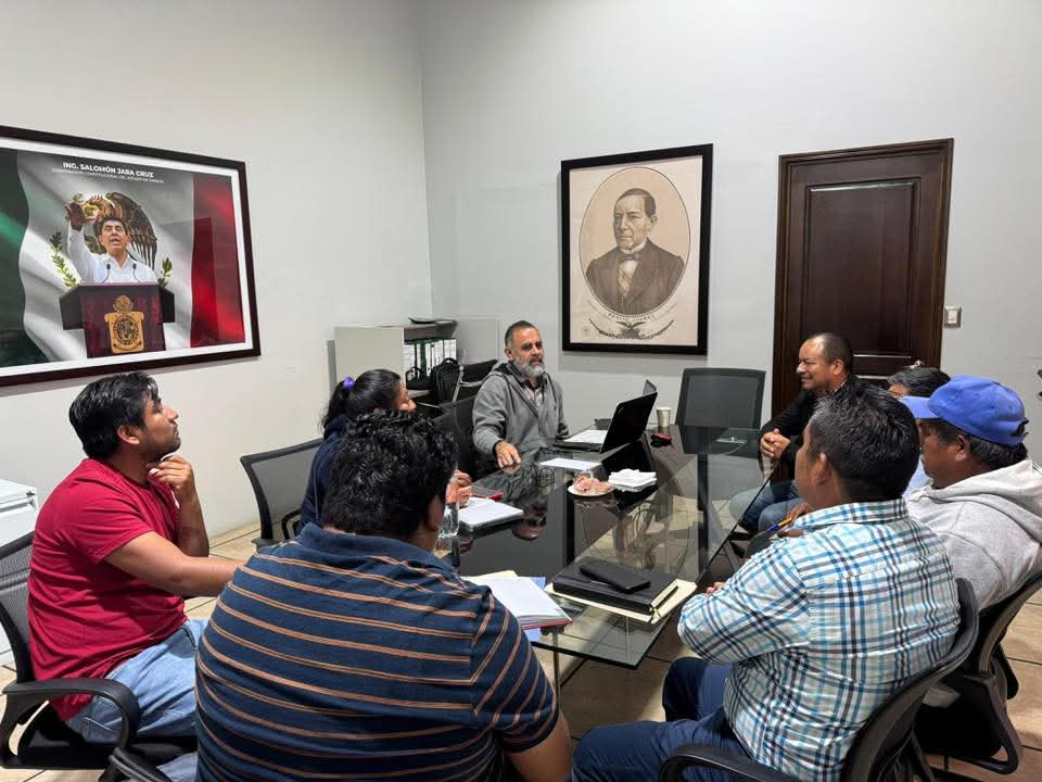 lopez_isra's tweet photo. Sostuvimos una reunión de trabajo con el Mtro. @drmathus, del Instituto de Planeación para el Bienestar Oaxaca, junto al C. Avelino Aparicio Morales, Presidente Municipal de Santa Catarina Yosonotu, y el C. Hermenegildo Juárez Cruz, Presidente Municipal de San Antonio Sinicahua. 

Donde se le dio seguimiento a los compromisos asumidos con sus comunidades y definir las acciones que en próximos días estarán iniciando en beneficio de sus pueblos.

#LXVILegislatura
#GPMorena