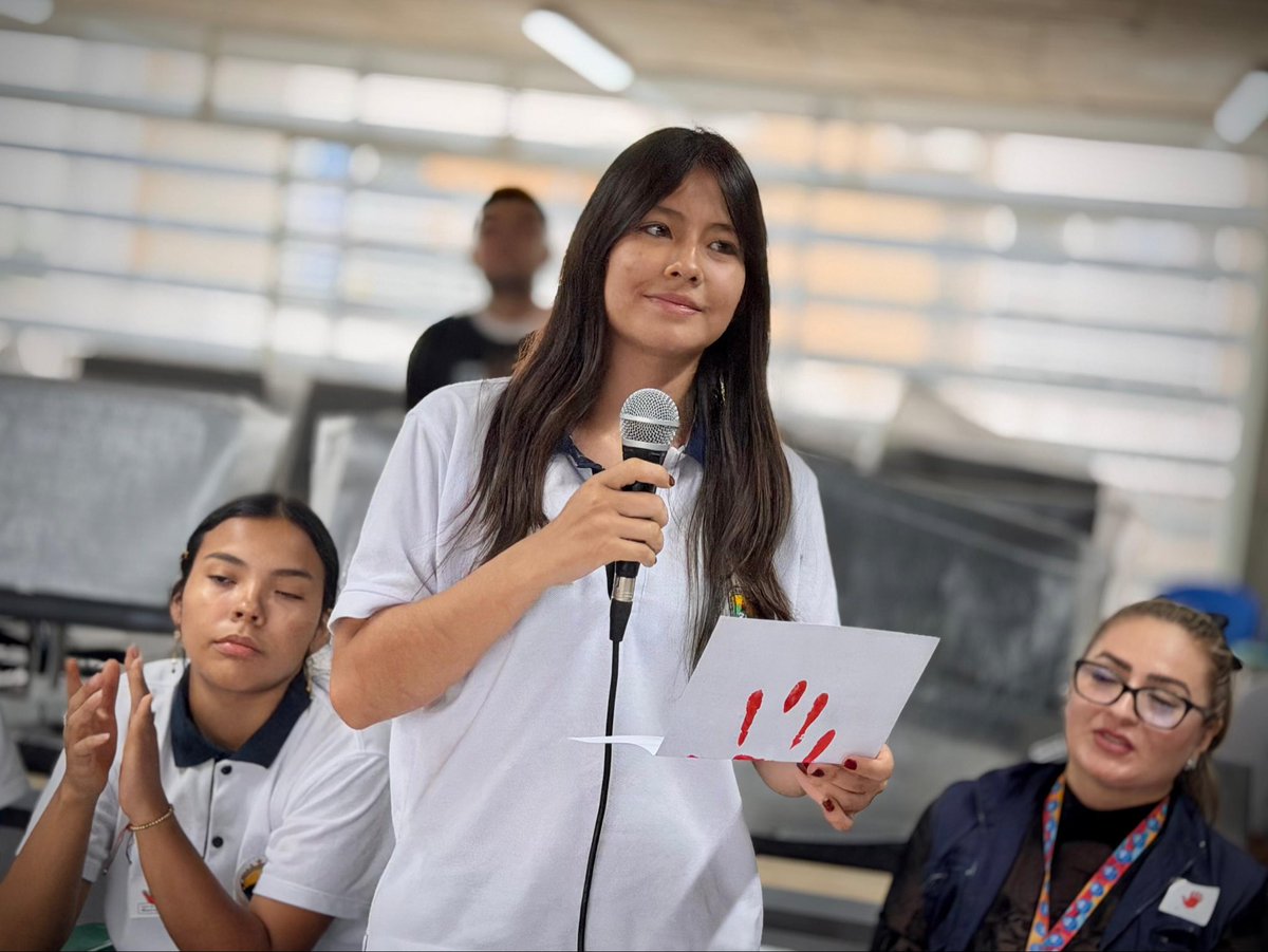 GobMeta's tweet photo. ¡El Meta protege la niñez! 

Escuchamos a estudiantes de la I.E. Francisco Arango quienes por medio de cartas nos dieron a conocer sus necesidades e ideas para fortalecer nuestro compromiso con la prevención del reclutamiento; evento liderado por @DefensoriaCol https://t.co/kSplMue6GL