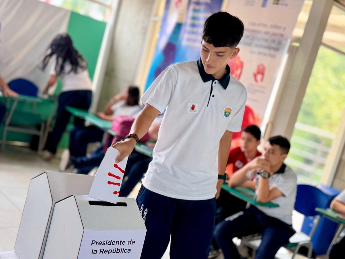 GobMeta's tweet photo. ¡El Meta protege la niñez! 

Escuchamos a estudiantes de la I.E. Francisco Arango quienes por medio de cartas nos dieron a conocer sus necesidades e ideas para fortalecer nuestro compromiso con la prevención del reclutamiento; evento liderado por @DefensoriaCol https://t.co/kSplMue6GL