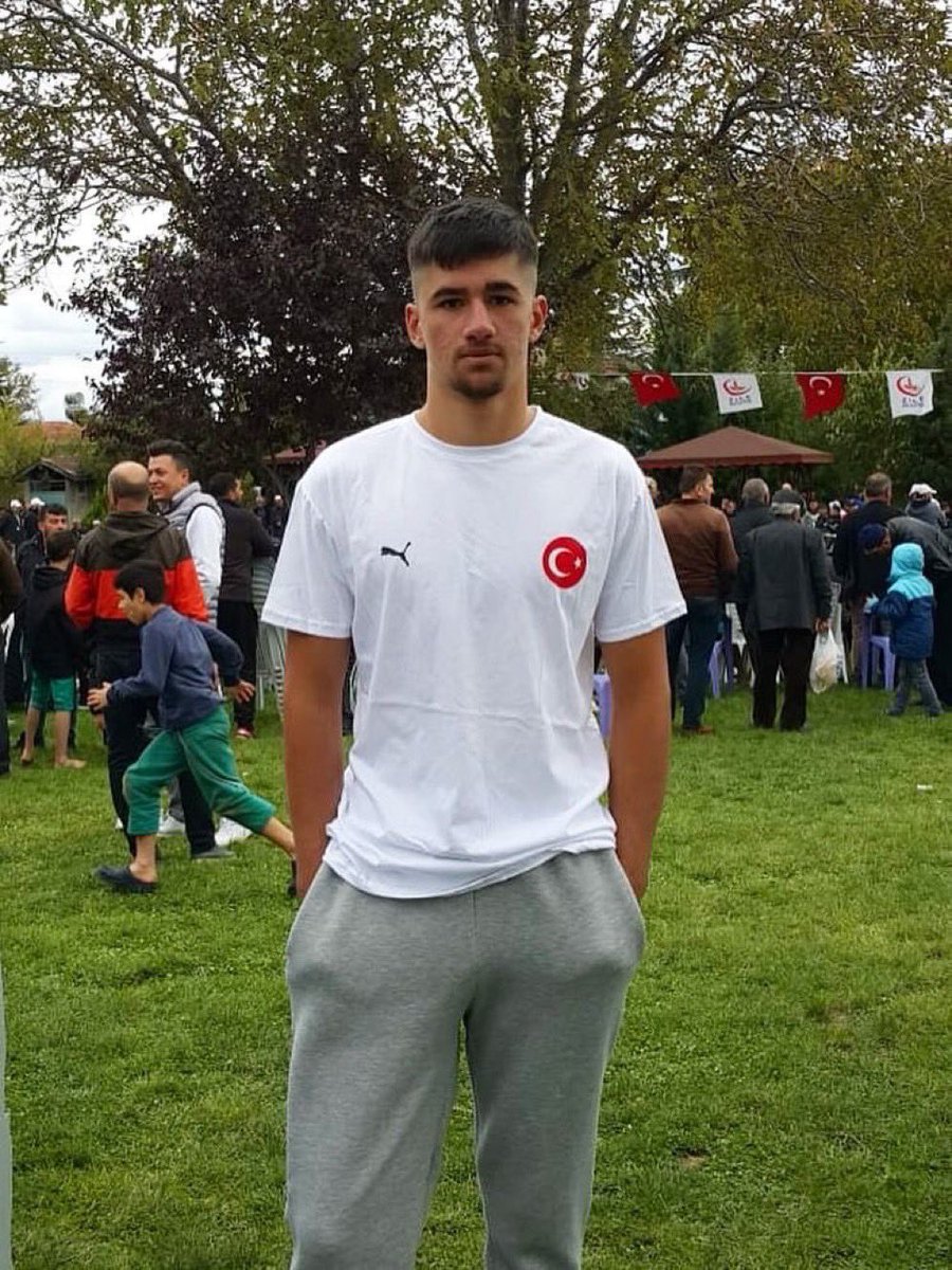 17 yaşındaki sporcu Berkay Melikoğlu, okulunda zorbalığa uğrayan çocukları korumak istediği için hedef haline getirilip defalarca bıçaklanarak katledilmişti!

Büyük Türk Milleti olarak Adalet arayan Melikoğlu ailesinin yanında olacağız. 

 #TokatBerkayaSahipÇık