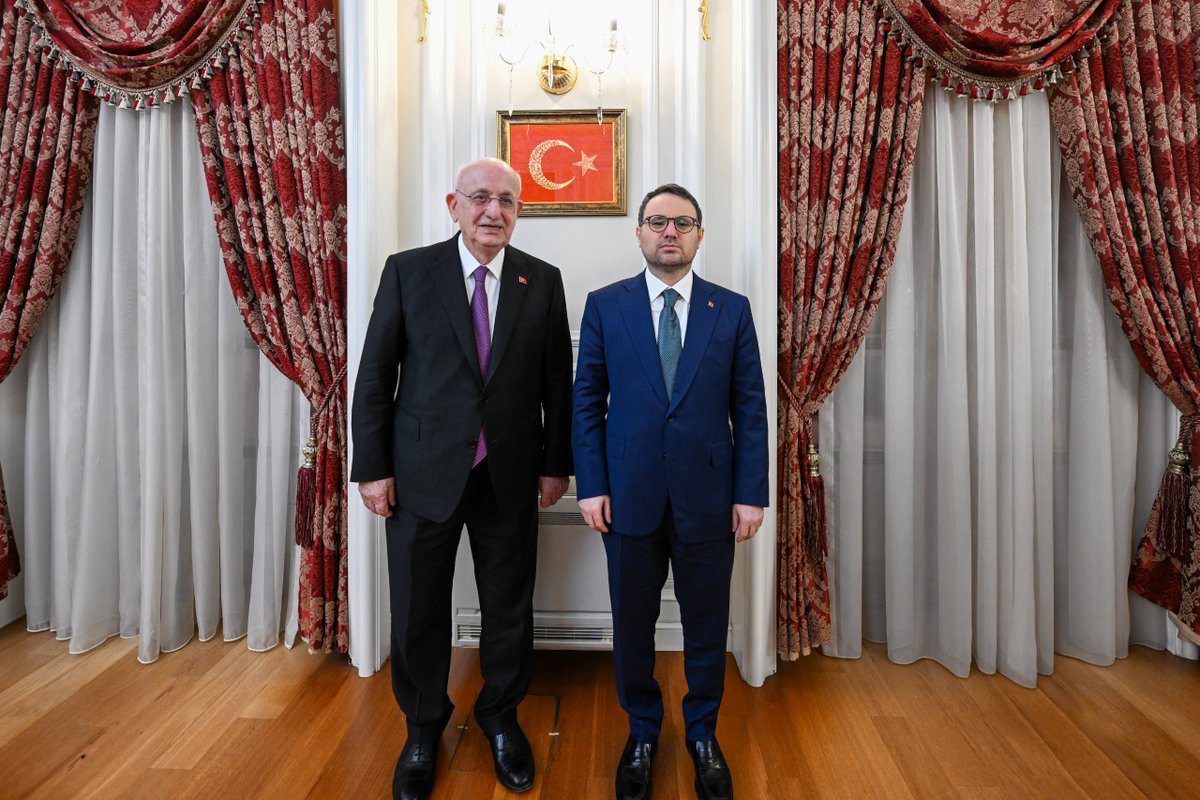 Türkiye Büyük Millet Meclisi 27. Başkanı, Birlik Vakfı Kurucular Kurulu Mütevelli Heyeti Başkanı Sayın İsmail Kahraman’ı Bakanlığımızda ağırladık.

Ülkemize ve milletimize önemli hizmetlerde bulunan Sayın Başkanımıza, güzel temennileri ve nazik ziyaretleri için teşekkür ediyorum.