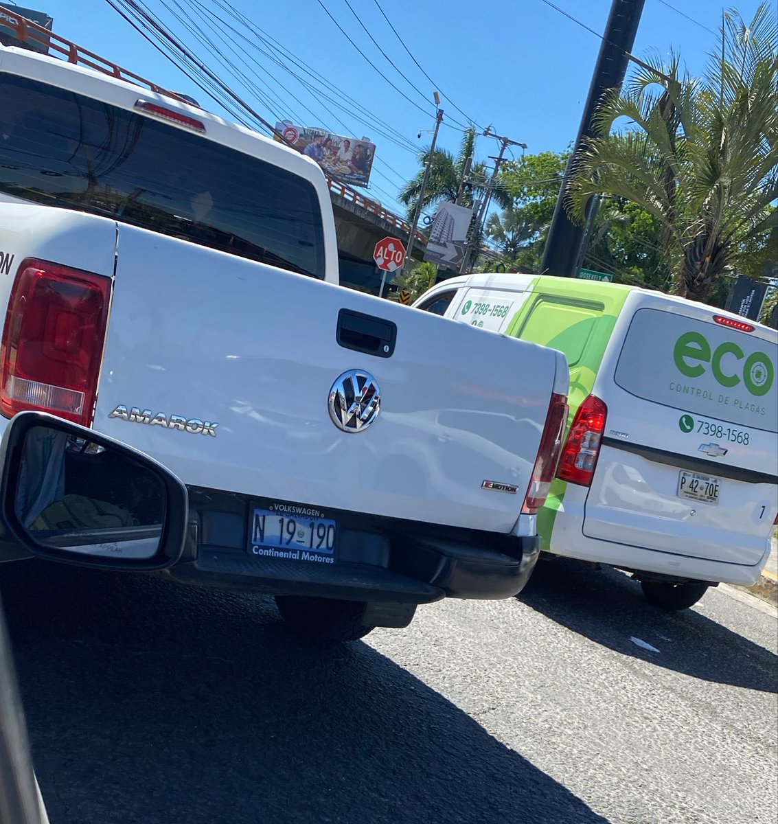 RaGonzlez's tweet photo. Vehiculo del ministerio de Cultura placas N-19-190 va manejando de manera imprudente y peleando ⁦@culturasv⁩ https://t.co/ZIwIfoEUYY