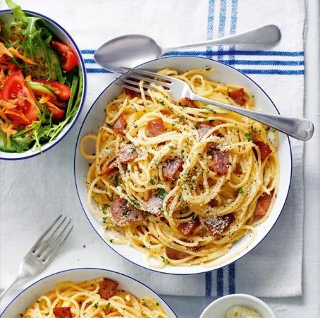 Spaghetti carbonara
This classic pasta dish is traditionally high in Syns – our lightened-up version swaps cream for fat-free fromage frais without swapping any of the flavour!
goo.gl/z1BJrj