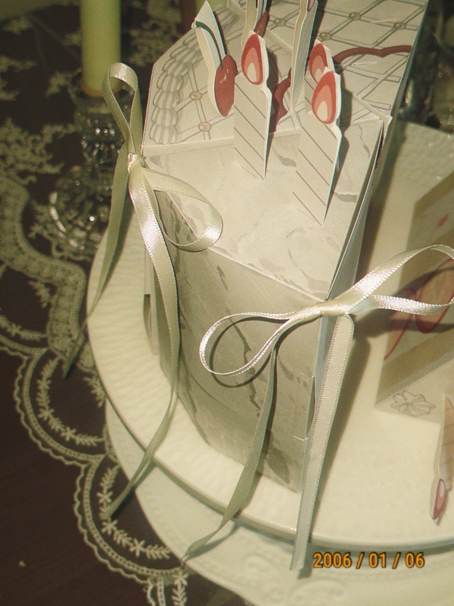 mano_kim__'s tweet image. 이번에 패키지 만들었던 것!

케이크 패키지를 만들어보겠다는 일념 하에 어떠한 자료도 보지 않고 맨땅에 헤딩하며 패키지를 만들었어요ㅋㅋㅋ

수십장의 종이를 자르며 고민한 끝에 총 여섯개의 패키지를 제작!
위에는 촛불이나 과일, 생크림등을 원하는대로 꽂을 수 있게 만들었어요.