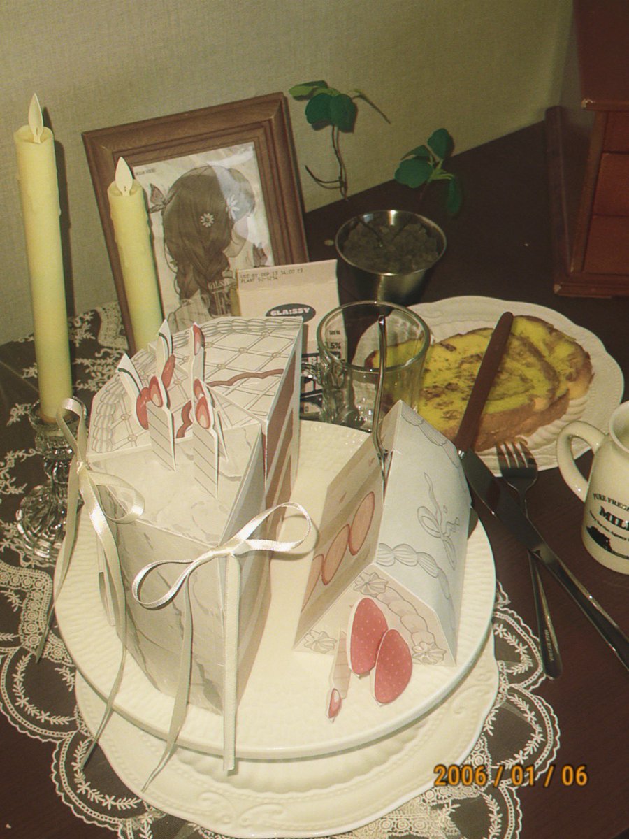 mano_kim__'s tweet image. 이번에 패키지 만들었던 것!

케이크 패키지를 만들어보겠다는 일념 하에 어떠한 자료도 보지 않고 맨땅에 헤딩하며 패키지를 만들었어요ㅋㅋㅋ

수십장의 종이를 자르며 고민한 끝에 총 여섯개의 패키지를 제작!
위에는 촛불이나 과일, 생크림등을 원하는대로 꽂을 수 있게 만들었어요.