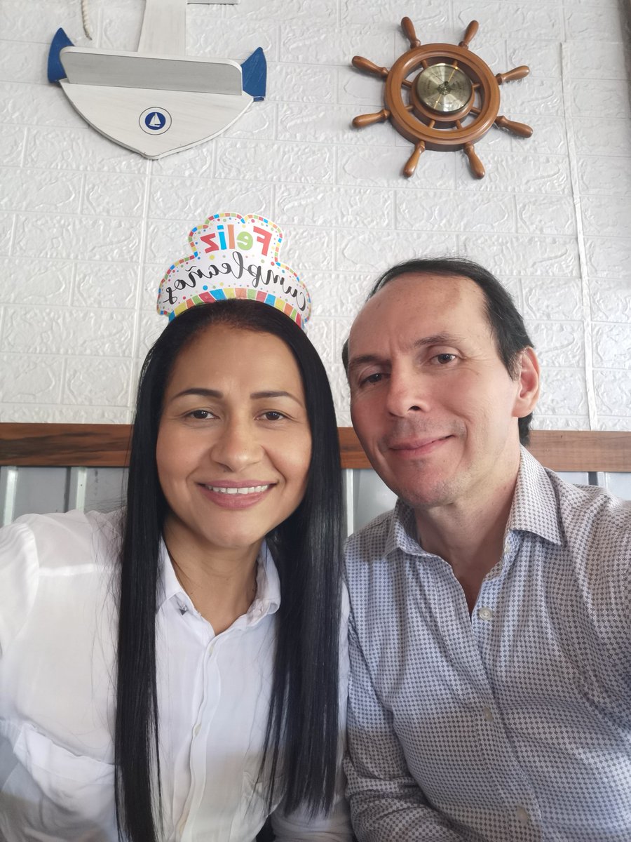 Hay muchos que al lado tuyo. Pero pocos a tu lad❤️.