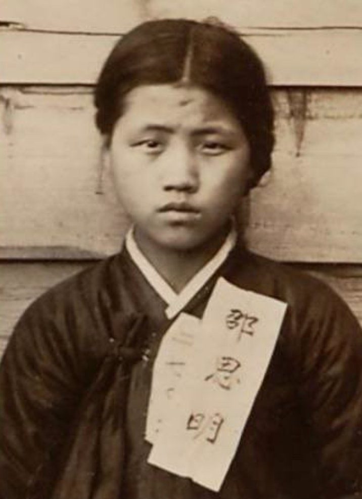 🇰🇷대한독립을 위해 몸과 마음을 바치신 분들

10대 독립운동가 ⬇️

배화학당 뒷산에 올라가 교우들과 
대한독립만세를 외치다 체포

소은명 열사 15세.