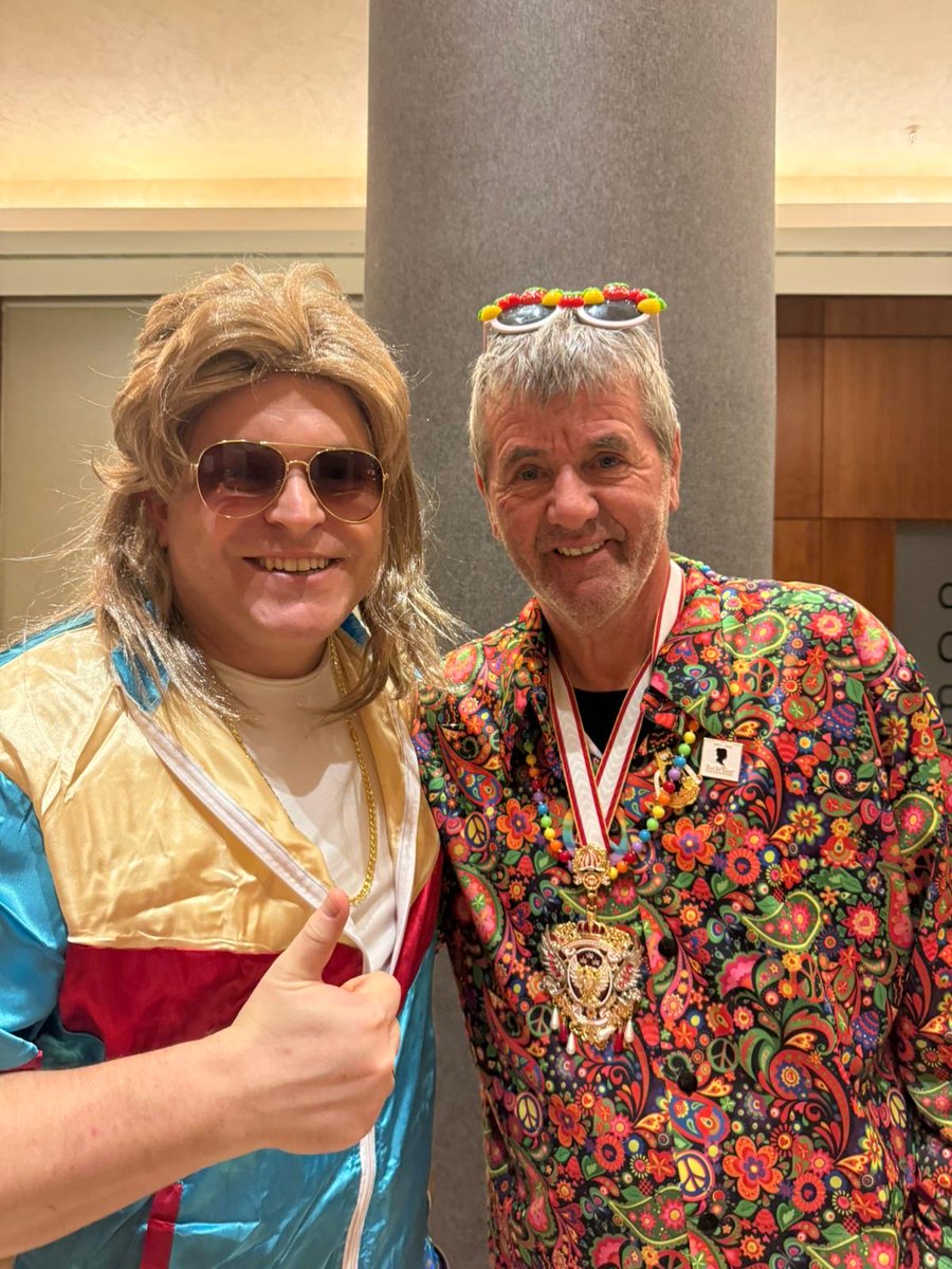 Friedhelm Funkel allez
Gruß aus Kölle….

Auf ewig dankbar 🙏

Schon schwer mit den Kölner Liedern 🤷‍♂️

Eintracht Frankfurt allez 🦅🦅🦅

Houbtcheeeeev fehlte…..

<a href="/inside_ffm/">Inside Eintracht FFM</a> <a href="/BILD_Eintracht/">BILD E. Frankfurt</a> <a href="/Eintracht/">Eintracht Frankfurt</a> <a href="/basti_red/">Basti Red™</a>