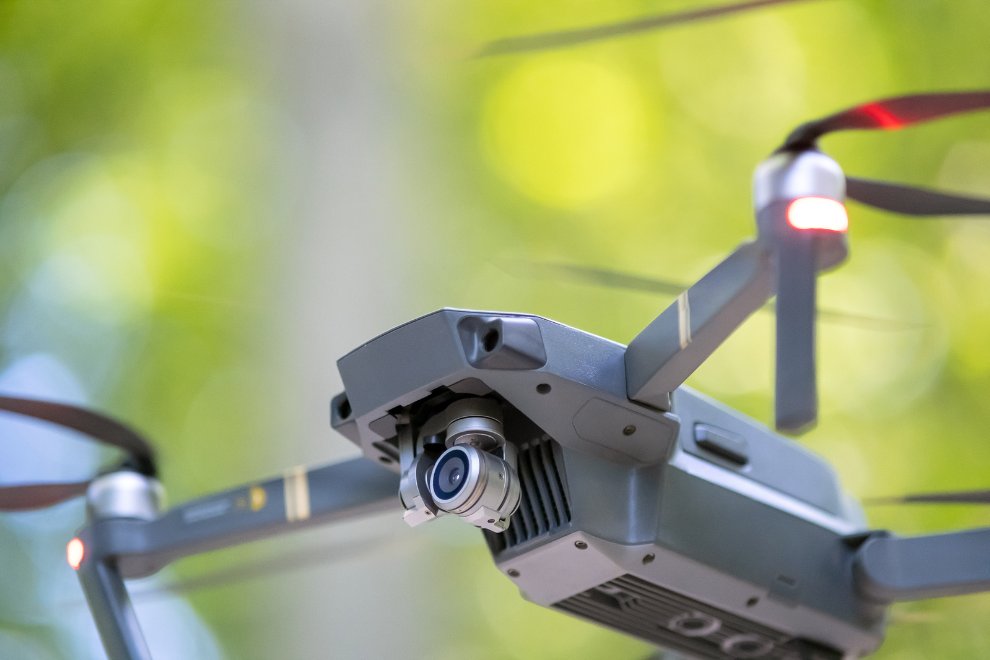 El cantón militar San Jorge, en Saravena, Arauca, fue atacado con drones y explosivos en una acción atribuida al ELN que dejó herida a una capitán de la Fuerza Aeroespacial Colombiana. más información en cristalinacundinamarca.com/post/eln-ataca…